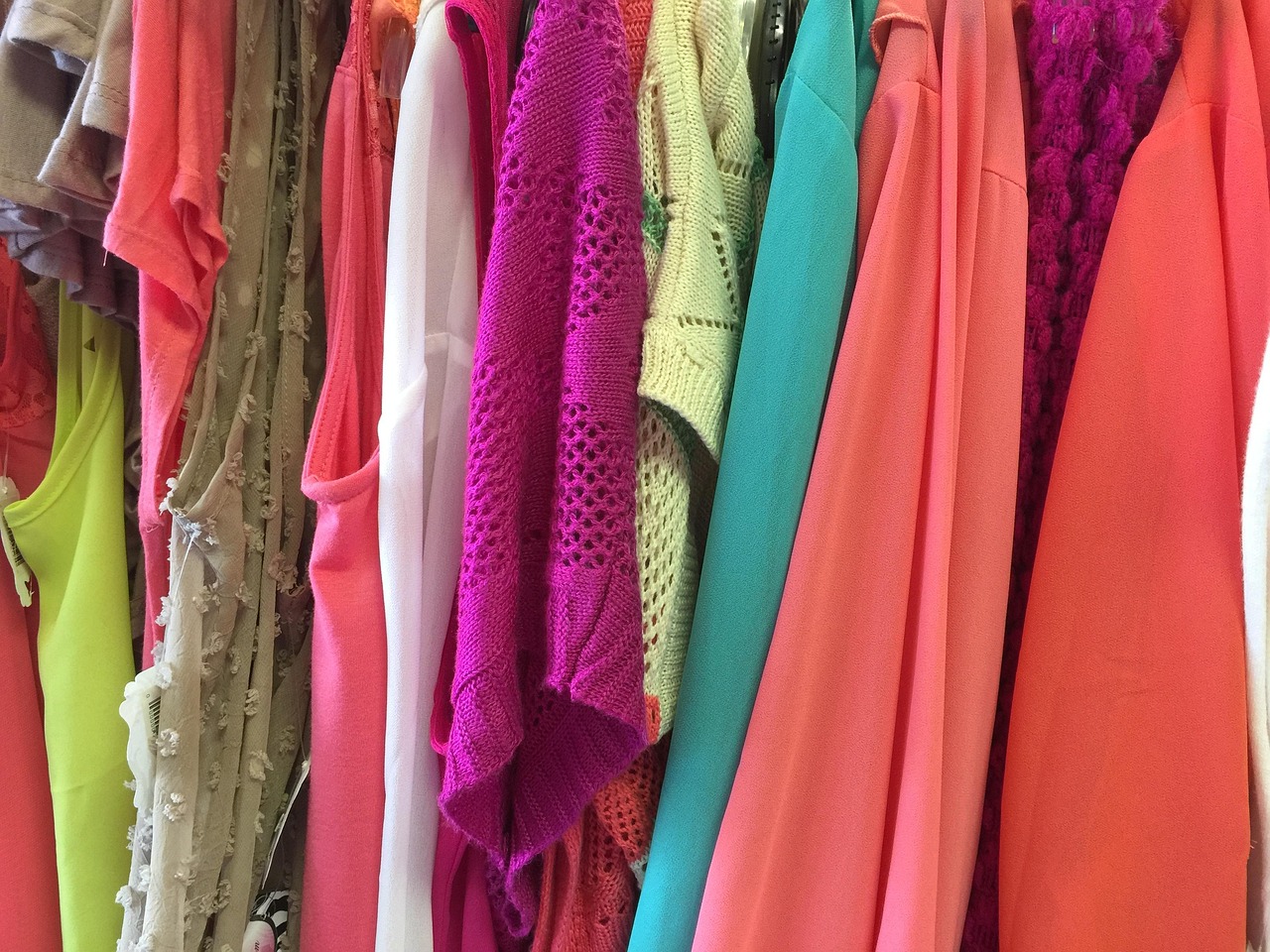 5 items die niet mogen ontbreken in de voorjaarsgarderobe van vrouwen